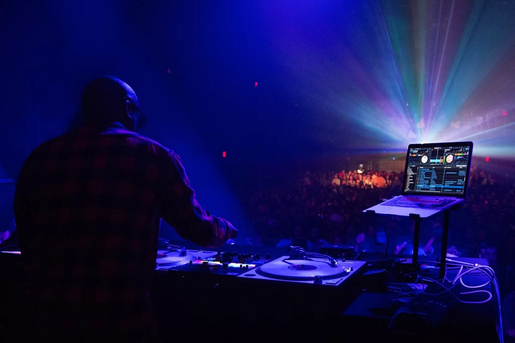 Así se ver un DJ profesional utilizando el Software Serato DJ.