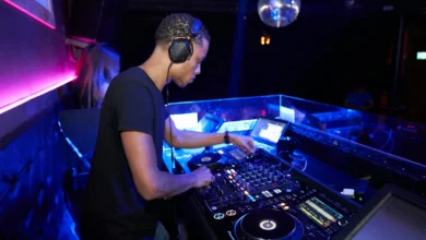 Foto de Gaby Tenda: https://www.pexels.com/es-es/foto/hombre-vestido-con-camiseta-negra-con-cuello-redondo-tocando-tocadiscos-de-dj-2123606/