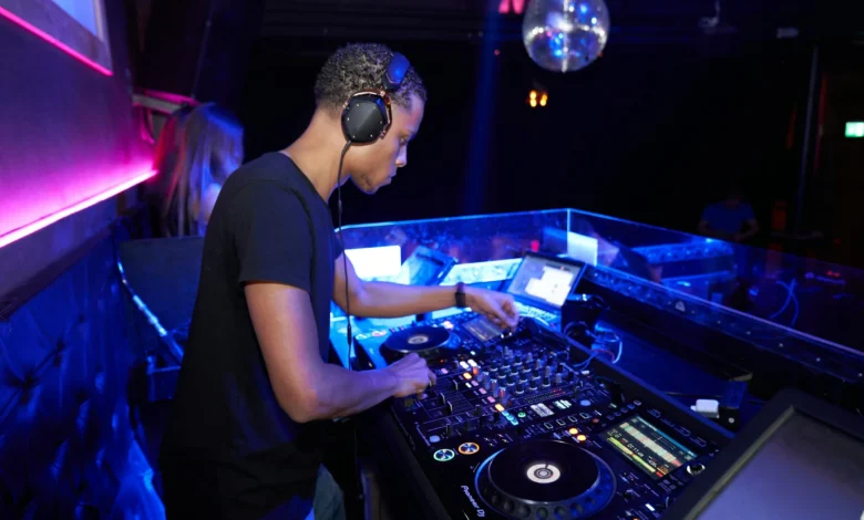 Foto de Gaby Tenda: https://www.pexels.com/es-es/foto/hombre-vestido-con-camiseta-negra-con-cuello-redondo-tocando-tocadiscos-de-dj-2123606/