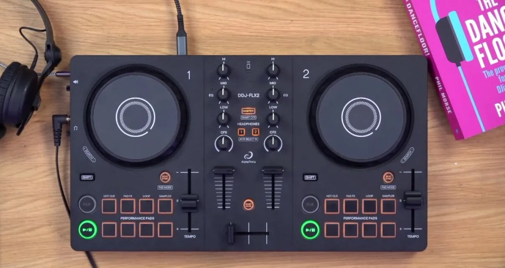 En el mezclador, hay un ecualizador completo de 3 bandas, perillas de efectos, monitoreo de auriculares, dos faders de volumen y un crossfader; sin embargo, no encontrarás ningún control de medición o ganancia.